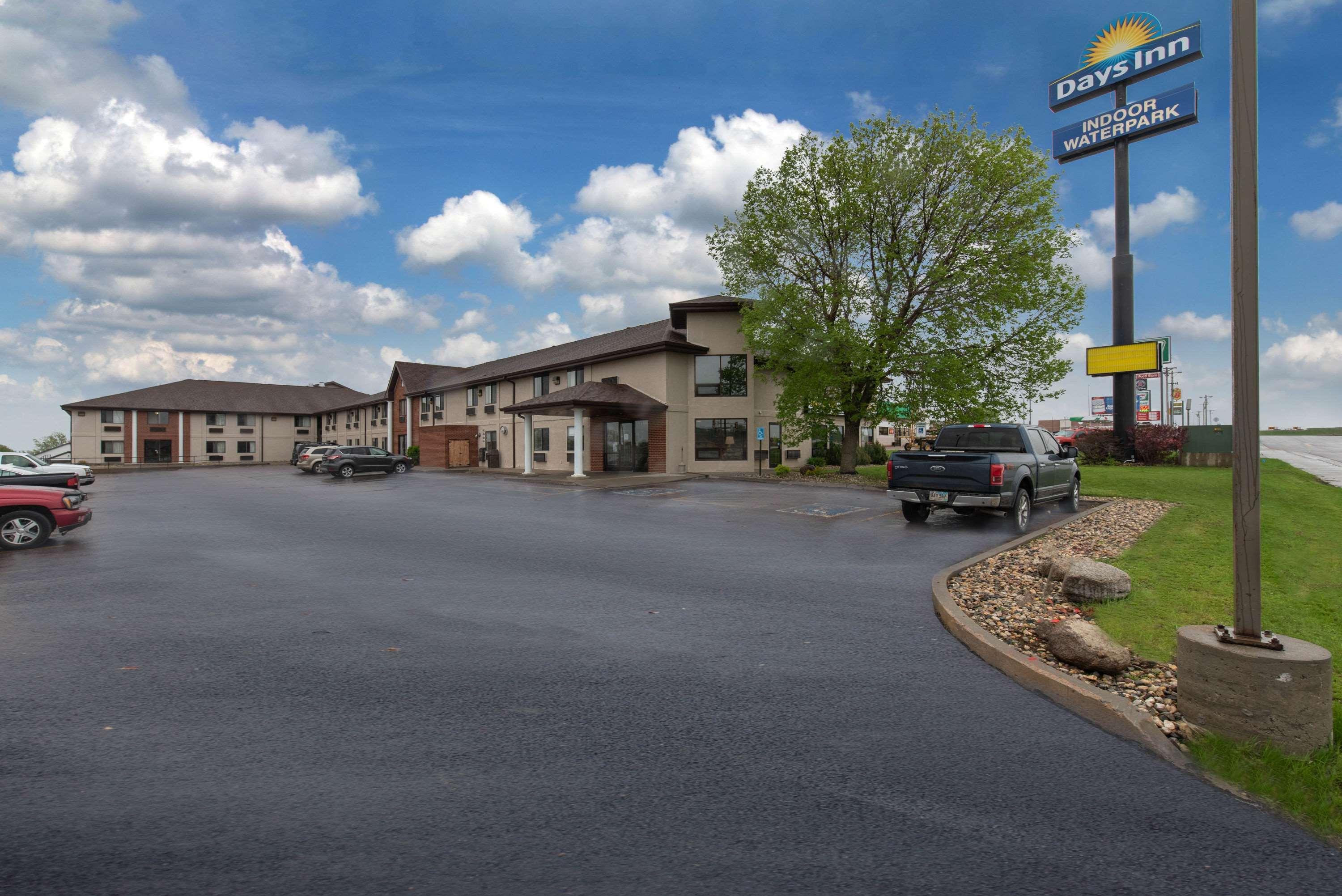 Days Inn By Wyndham Mitchell Sd Exterior photo