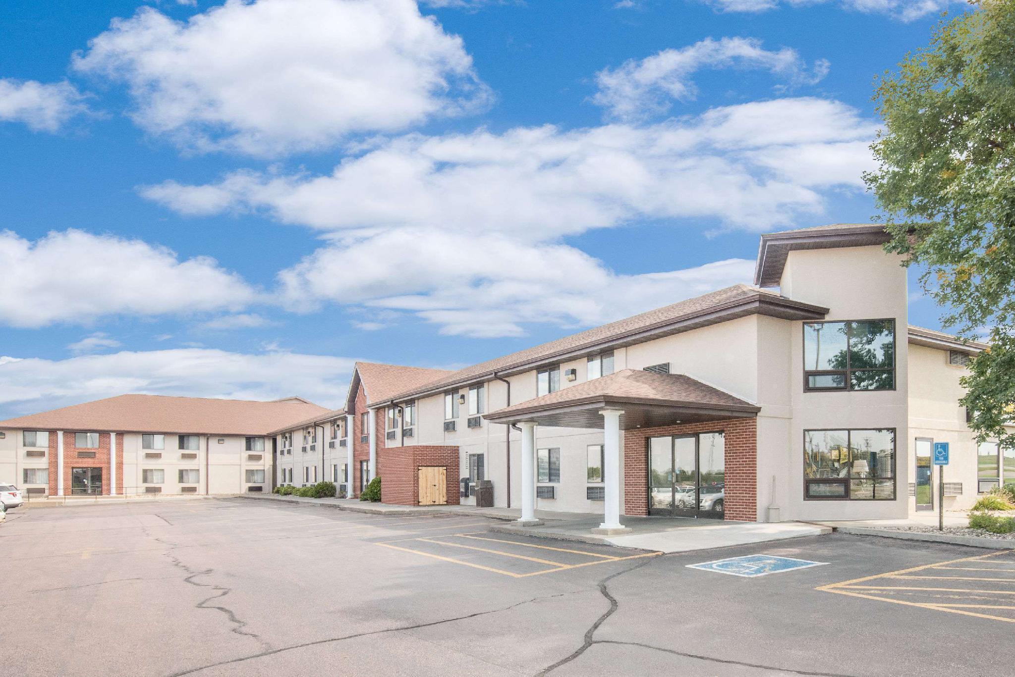 Days Inn By Wyndham Mitchell Sd Exterior photo